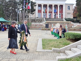 Признателните потомци отрупаха с цветя Паметника на…